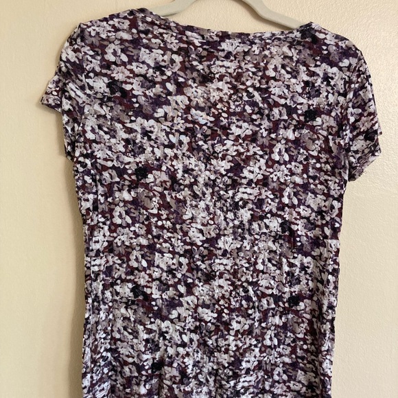 Purple floral tee by simply vera vera Wang, Size small, V-neck, lightweight tee - Picture 4 of 5